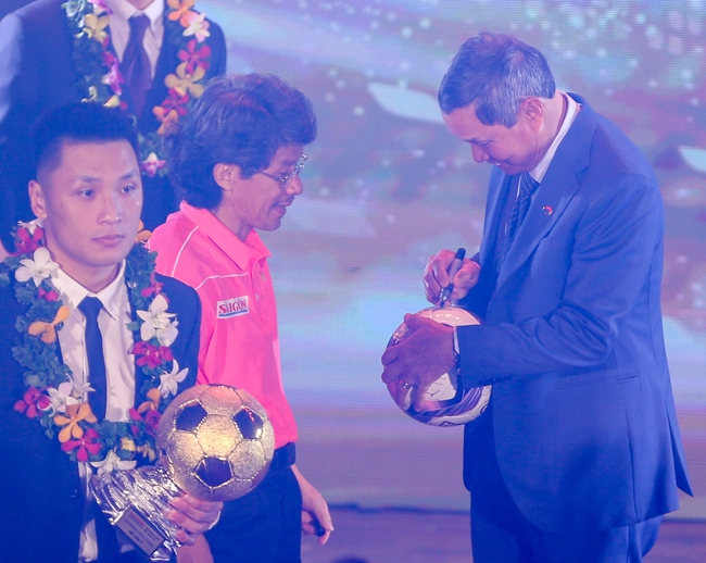 Người hâm mộ vây kín những Quả bóng vàng Việt Nam 2022 và các cá nhân xuất sắc - Ảnh 6.