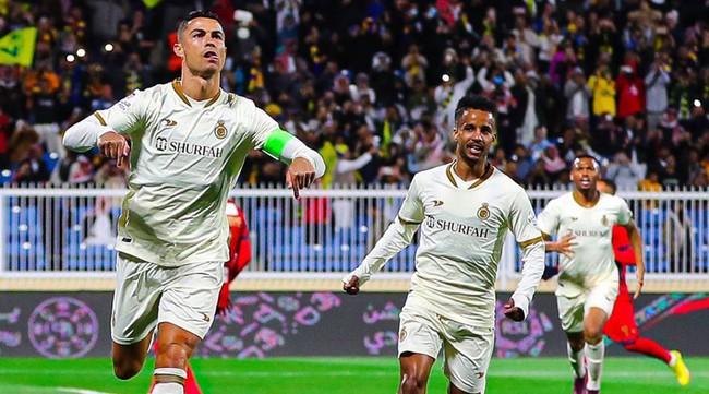 Lập tiếp hat-trick chớp nhoáng, Cristiano Ronaldo đưa Al-Nassr lên ngôi đầu - Ảnh 1.