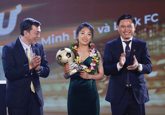 Huỳnh Như xứng đáng, Văn Quyết gây tranh cãi với Quả bóng vàng Việt Nam 2022 - Ảnh 1.