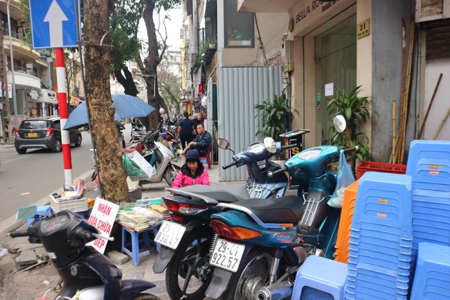 Quản lý vỉa hè tại Hà Nội: Cần tránh bệnh hình thức - Ảnh 1.