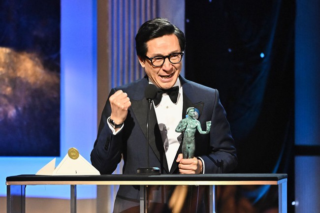 Nam diễn viên gốc Việt giành cú đúp tại giải thưởng lớn bậc nhất Hollywood, giấc mơ Oscar đã đến rất gần! - Ảnh 1.