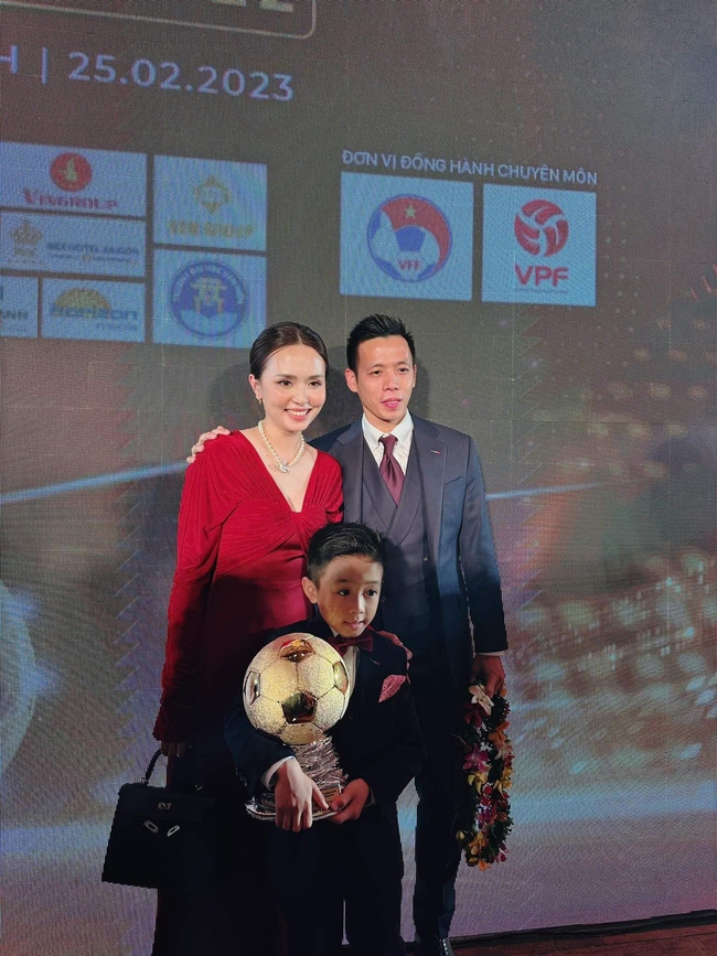 Vợ Duy Mạnh bênh vực khi Văn Quyết bị 'ném đá' vì nhận QBV Việt Nam 2022 - Ảnh 1.