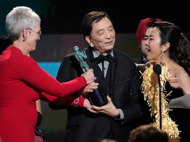 Nam diễn viên gốc Việt giành cú đúp tại giải thưởng lớn bậc nhất Hollywood, giấc mơ Oscar đã đến rất gần! - Ảnh 4.