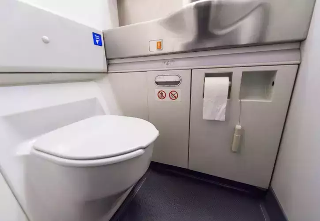 Cựu tiếp viên hàng không tiết lộ thời điểm vàng để sử dụng nhà vệ sinh trên máy bay - Ảnh 1.