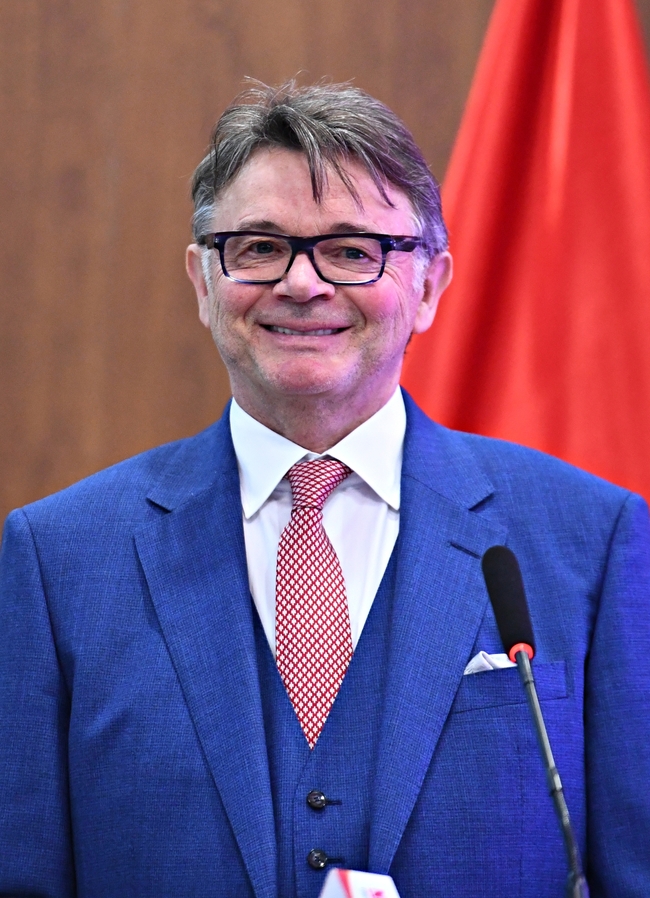 HLV Philippe Troussier diện trang phục trẻ trung, rạng ngời trong ngày nhậm chức HLV trưởng ĐT Việt Nam  - Ảnh 7.