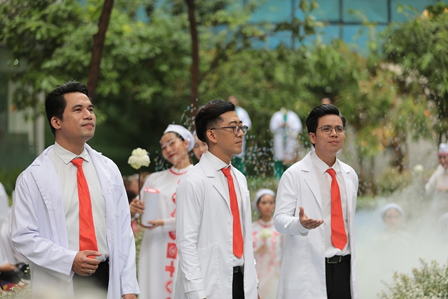Hơn 100 y bác sĩ Bệnh viện Hùng Vương hoá thân thành ca sĩ, người mẫu - Ảnh 8.