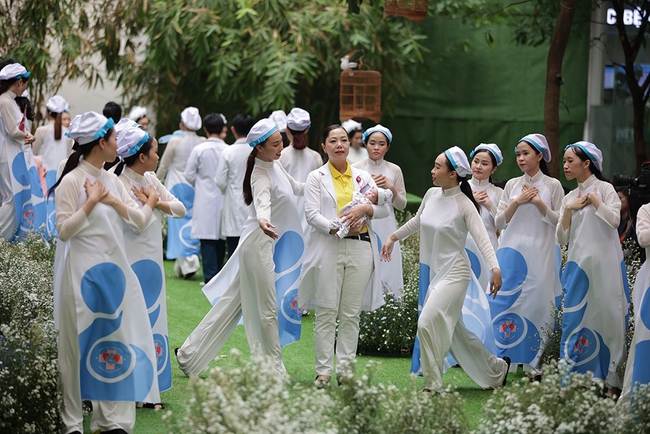 Hơn 100 y bác sĩ Bệnh viện Hùng Vương hoá thân thành ca sĩ, người mẫu - Ảnh 6.