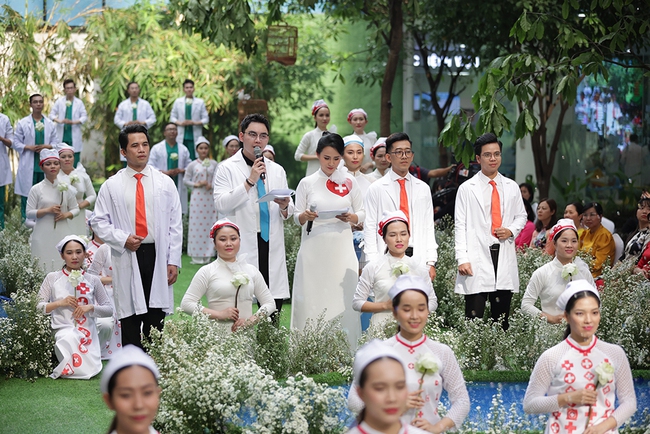 Hơn 100 y bác sĩ Bệnh viện Hùng Vương hoá thân thành ca sĩ, người mẫu - Ảnh 3.