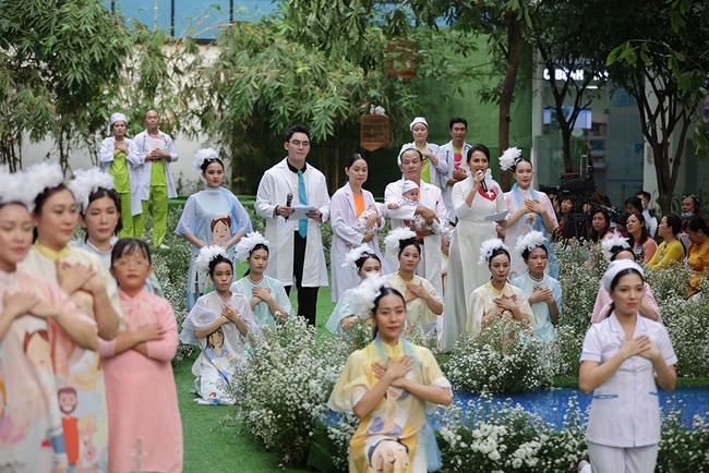 Hơn 100 y bác sĩ Bệnh viện Hùng Vương hoá thân thành ca sĩ, người mẫu - Ảnh 4.