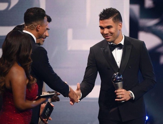 Casemiro được đồng đội tại MU chụp ảnh chúc mừng khi nhận giải tại FIFPRO World 11 - Ảnh 3.