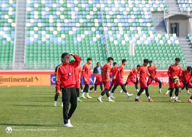 Bóng đá Việt Nam ngày 28/2: HLV U20 Việt Nam hài lòng với buổi tập làm quen sân đấu - Ảnh 1.