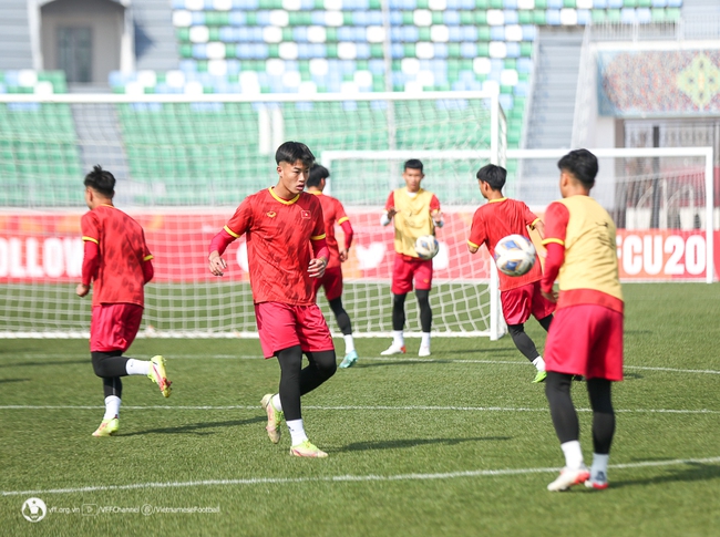 Bóng đá Việt Nam ngày 28/2: HLV U20 Việt Nam hài lòng với buổi tập làm quen sân đấu - Ảnh 3.