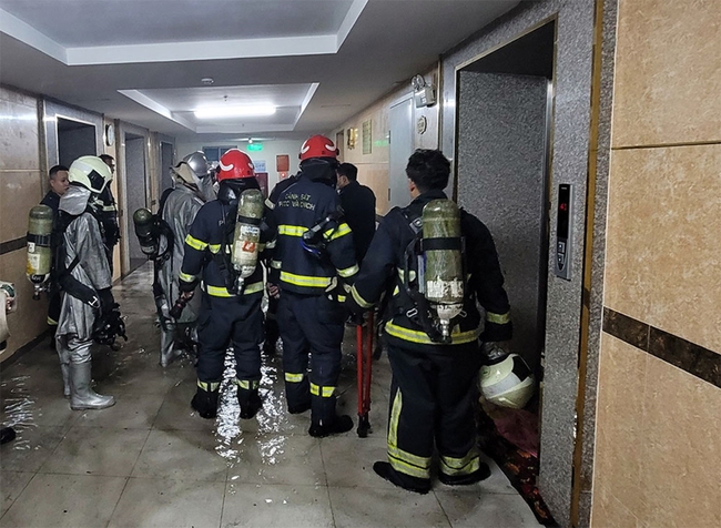 Hà Nội: Kịp thời hướng dẫn 120 người thoát khỏi đám cháy trong chung cư - Ảnh 1.