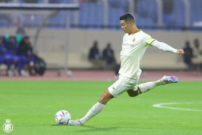 Ronaldo ghi bàn đầu tiên cho Al-Nassr, tự phá kỷ lục thế giới của chính mình - Ảnh 3.