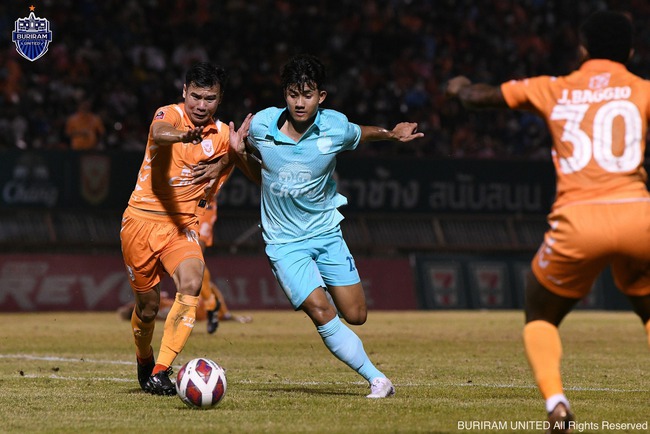 Thần đồng bóng đá Thái Lan gia nhập nhà vô địch Ngoại hạng Anh - Ảnh 2.