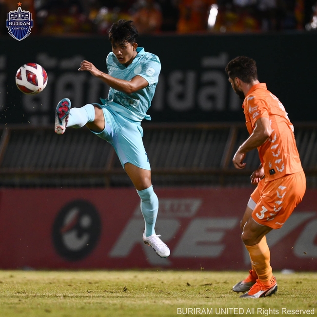 Thần đồng bóng đá Thái Lan gia nhập nhà vô địch Ngoại hạng Anh - Ảnh 1.