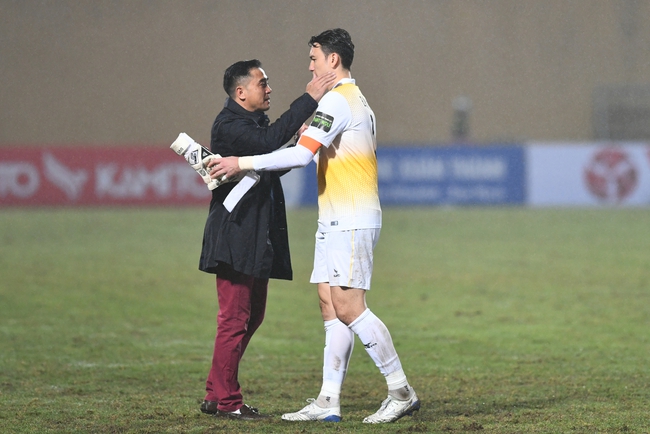 Văn Lâm thất vọng sau trận thua đậm nhất sự nghiệp tại V.League - Ảnh 4.