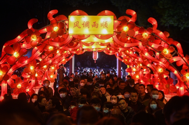 Rực rỡ Lễ hội Đèn lồng ở Trung Quốc - Ảnh 2.