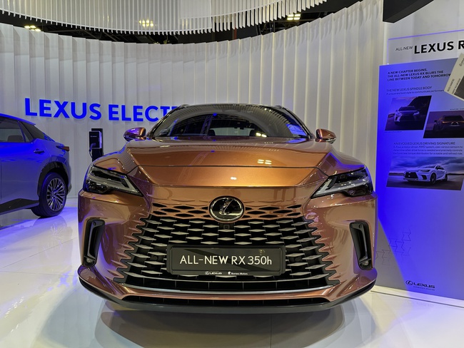 Lexus RX 2023 lộ diện ‘trần trụi’ ở Việt Nam: Bản tiêu chuẩn bóng bẩy, giá dự kiến rẻ hơn GLE 1 tỷ đồng - Ảnh 4.