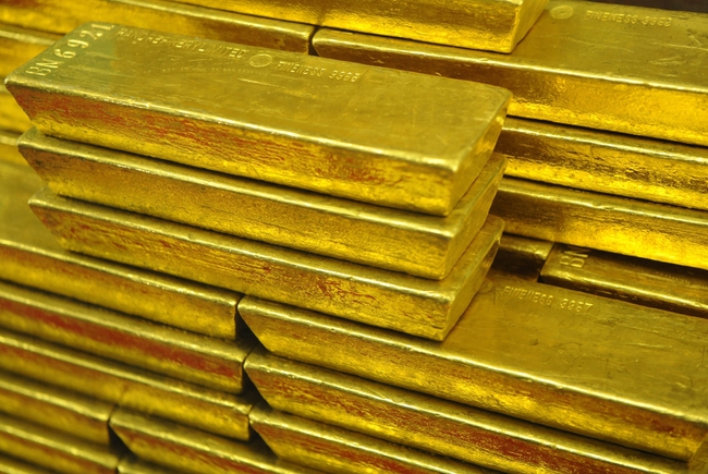 Dân Nga mua hơn 50 tấn vàng miếng trong năm 2022 - Ảnh 1.
