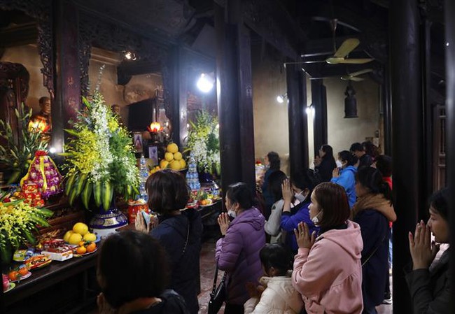 Người dân Hà Nội đi lễ đình, chùa ngày Rằm tháng Giêng - Ảnh 1.