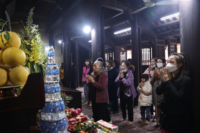 Người dân Hà Nội đi lễ đình, chùa ngày Rằm tháng Giêng - Ảnh 2.