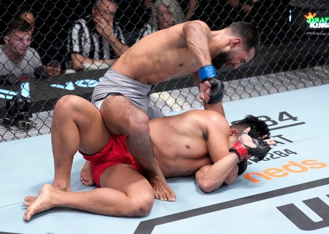 UFC FN 218: &quot;Vua knock-out&quot; Derrick Lewis lại thua, võ sĩ Indonesia lỡ cơ hội tạo ra lịch sử - Ảnh 4.