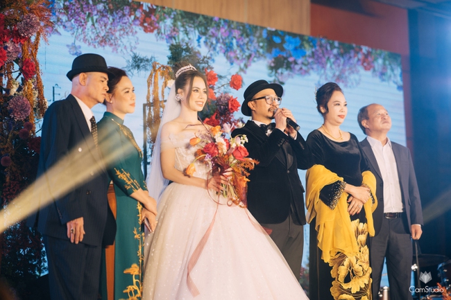 Vợ chồng Khánh Thi cùng dàn sao dự đám cưới Hà Lê và bà xã kém 13 tuổi - Ảnh 1.