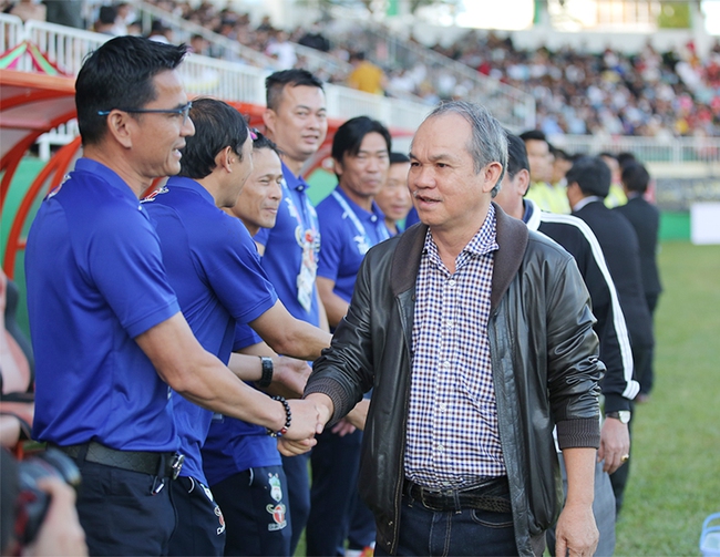Chủ tịch Liên đoàn bóng đá Thái Lan từ chức, HLV Kiatisuk rộng cửa quy hồi cố hương - Ảnh 2.