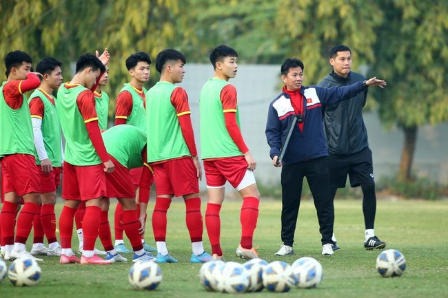 Bóng đá Việt Nam ngày 14/2: U20 Việt Nam lên đường tập huấn tại UAE - Ảnh 1.