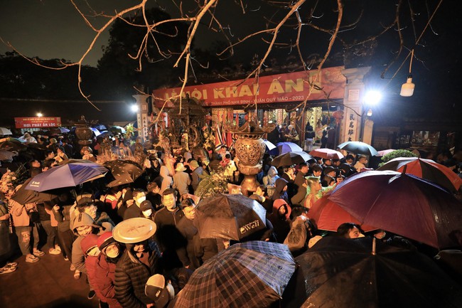 Hình ảnh người dân chen chúc xin ấn đền Trần Nam Định - Xuân Quý Mão 2023  - Ảnh 11.