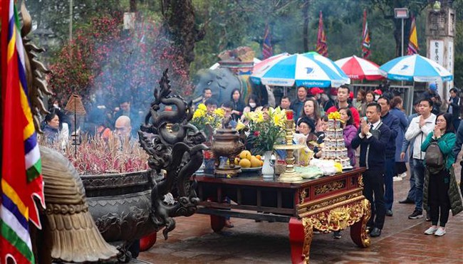 Hình ảnh người dân chen chúc xin ấn đền Trần Nam Định - Xuân Quý Mão 2023  - Ảnh 1.