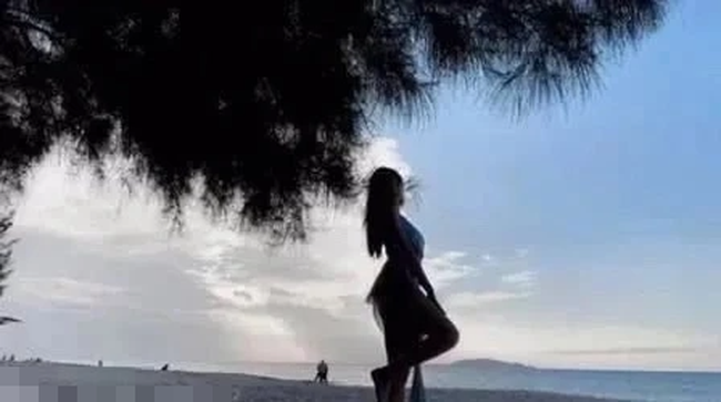 Mặc bikini livestream trên bãi biển, nữ streamer có hành động gợi cảm suýt thì lộ ‘khoảnh khắc hớ hênh’ - Ảnh 2.