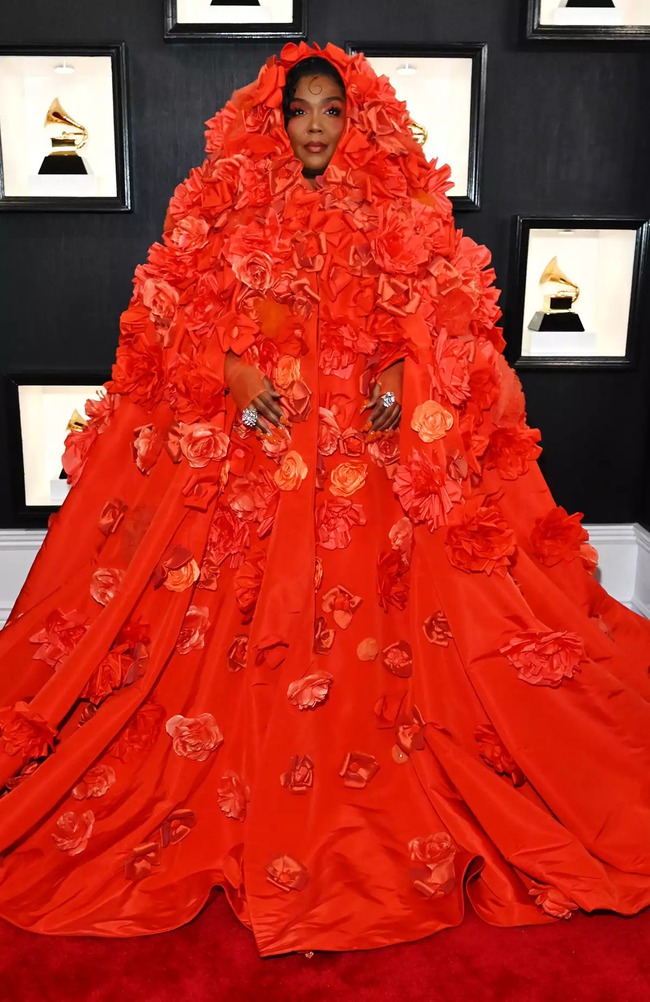 Thảm đỏ Grammy 2023: Taylor Swift xinh ngút ngàn lấn át Heidi Klum - Bebe Rexha hở bạo, Sam Smith mang cả dàn vũ công đến sự kiện - Ảnh 4.