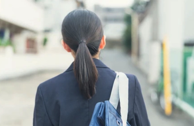 Những nguyên tắc giáo dục kỳ lạ ở Nhật Bản: Bắt học sinh nữ mặc đồ lót đồng màu, không được buộc tóc đuôi ngựa... - Ảnh 3.