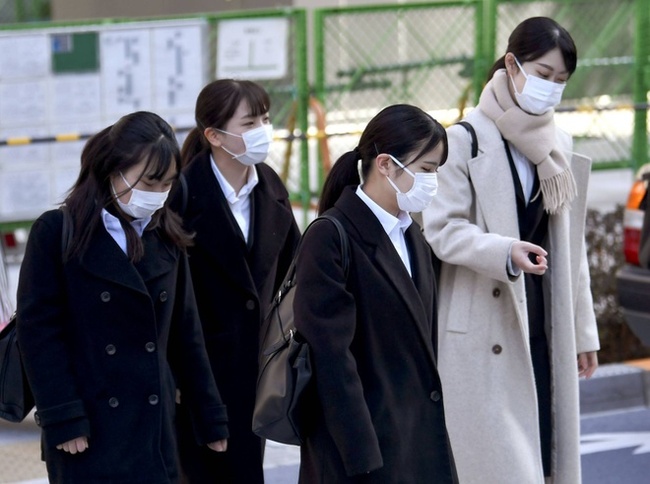Những nguyên tắc giáo dục kỳ lạ ở Nhật Bản: Bắt học sinh nữ mặc đồ lót đồng màu, không được buộc tóc đuôi ngựa... - Ảnh 4.