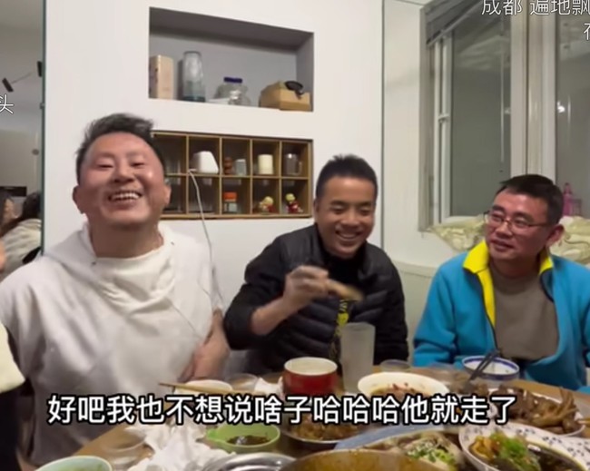 2 triệu netizen Trung Quốc ủng hộ người đàn ông 38 tuổi công khai mình và vợ đều là người đồng tính trong bữa cơm tất niên - Ảnh 1.