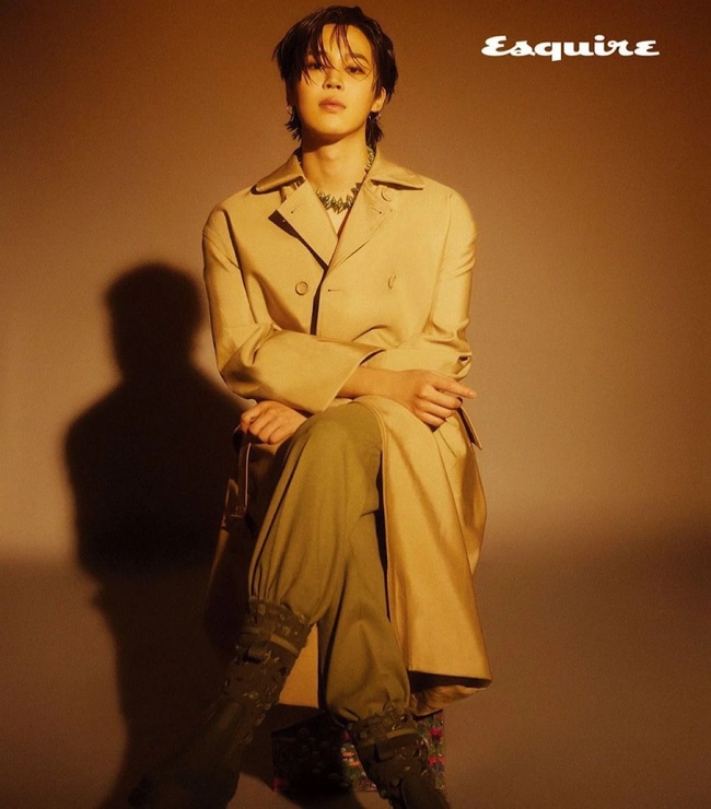 Jimin BTS khoe vẻ đẹp phi giới tính trên bìa Esquire tháng 2 - Ảnh 1.