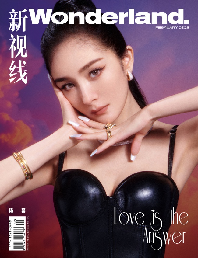Dương Mịch khoe lưng trần gợi cảm trên bìa tạp chí tháng 2/2023 - Ảnh 1.