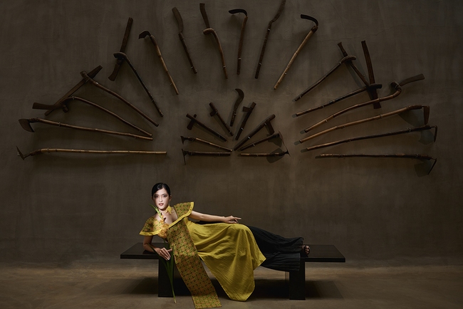 Hương Ly trình diễn áo dài thổ cẩm của La Phạm ở Bảo tàng Thế giới Cà Phê - Ảnh 7.