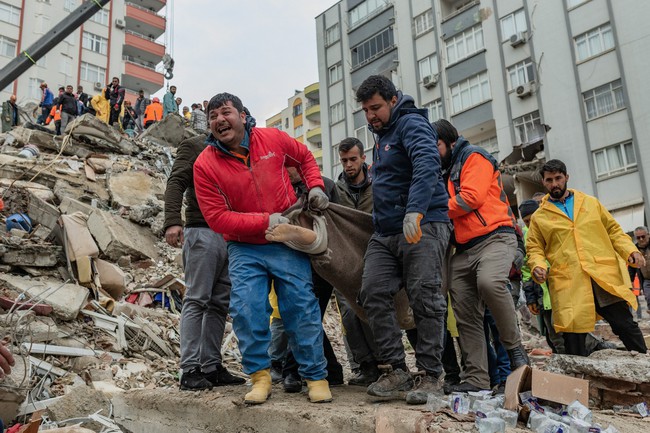 Động đất tại Thổ Nhĩ Kỳ và Syria: Số nạn nhân thiệt mạng vượt quá 7.800 người - Ảnh 1.