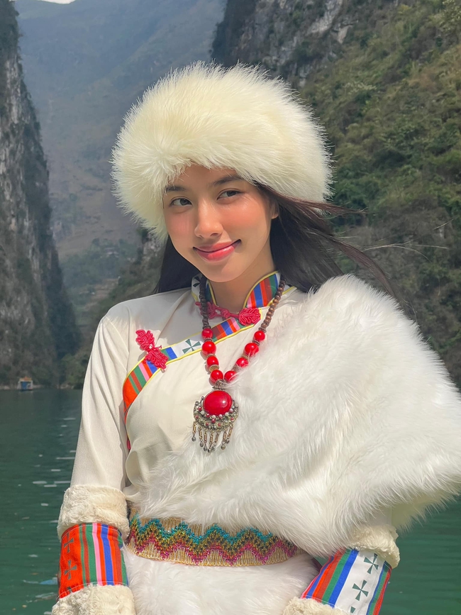Thùy Tiên bị 'team qua đường' bắt gặp đi từ thiện, visual 0% son phấn của Hoa hậu quốc tế có khác - Ảnh 5.