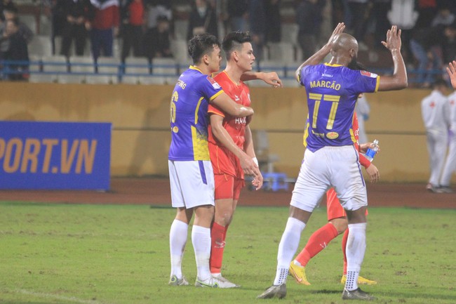 Thành Chung thân mật với cầu thủ Công An Hà Nội sau trận đấu - Ảnh 2.