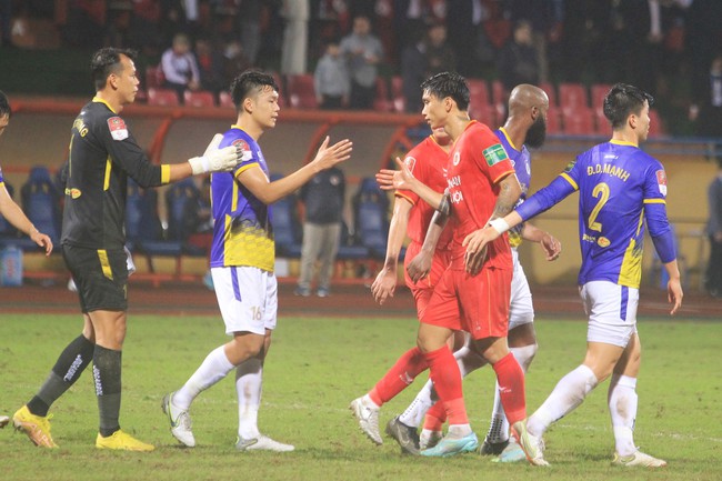 Thành Chung thân mật với cầu thủ Công An Hà Nội sau trận đấu - Ảnh 3.