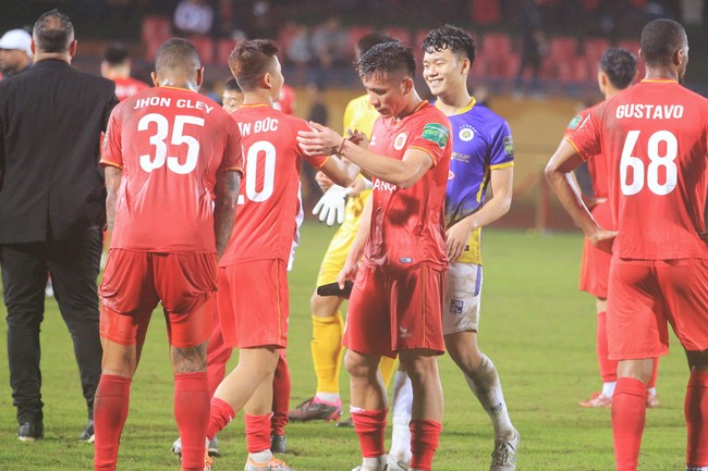 Thành Chung thân mật với cầu thủ Công An Hà Nội sau trận đấu - Ảnh 4.