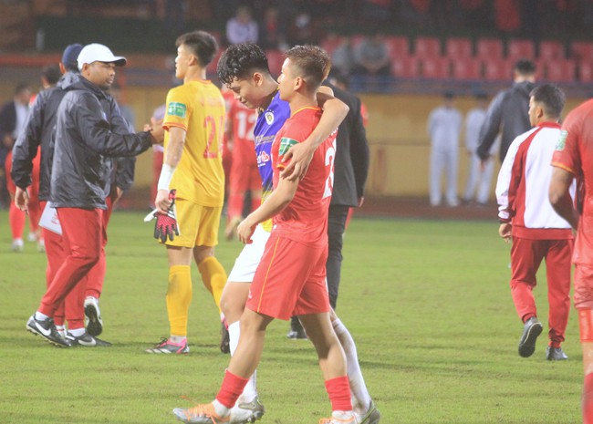 Thành Chung thân mật với cầu thủ Công An Hà Nội sau trận đấu - Ảnh 5.