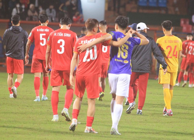 Thành Chung thân mật với cầu thủ Công An Hà Nội sau trận đấu - Ảnh 6.