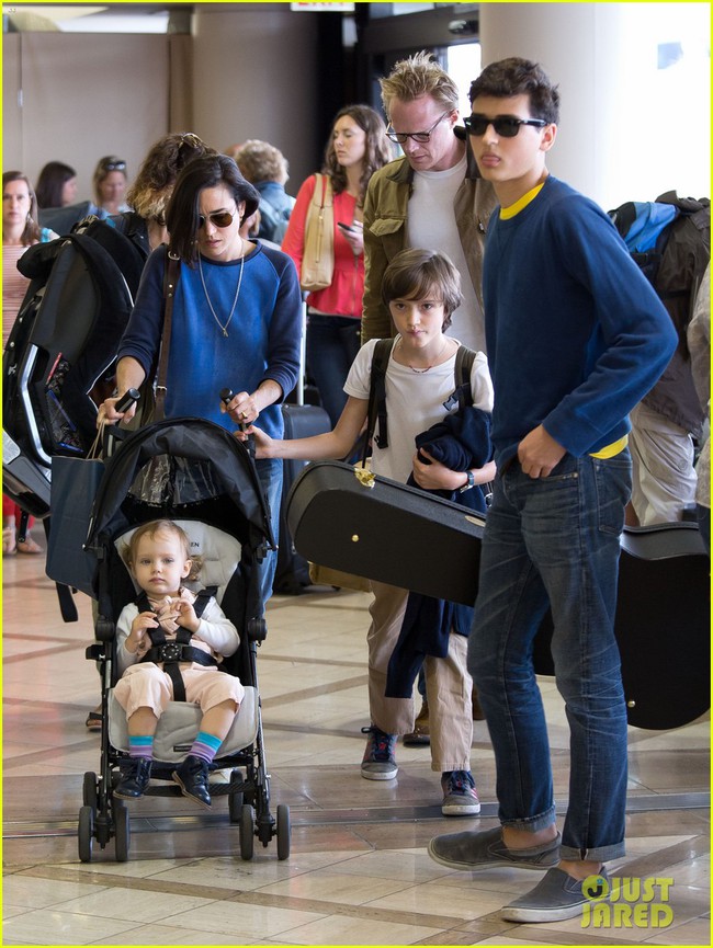 jennifer-connelly-paul-bettany-lax-arrivial-with-the-kids-09-1675936391910853107408.jpg