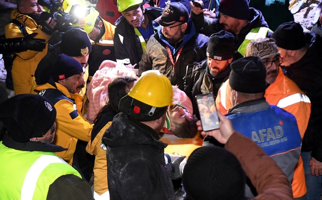 Động đất tại Thổ Nhĩ Kỳ và Syria: Số nạn nhân thiệt mạng tăng lên hơn 16.000 người - Ảnh 2.