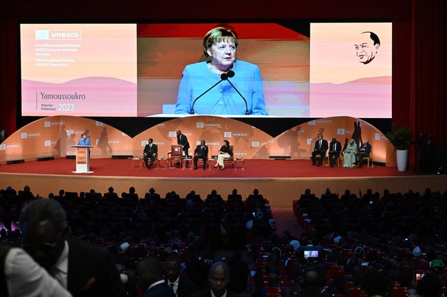 Giải thưởng hòa bình UNESCO vinh danh cựu Thủ tướng Đức A.Merkel vì hỗ trợ người tị nạn - Ảnh 2.